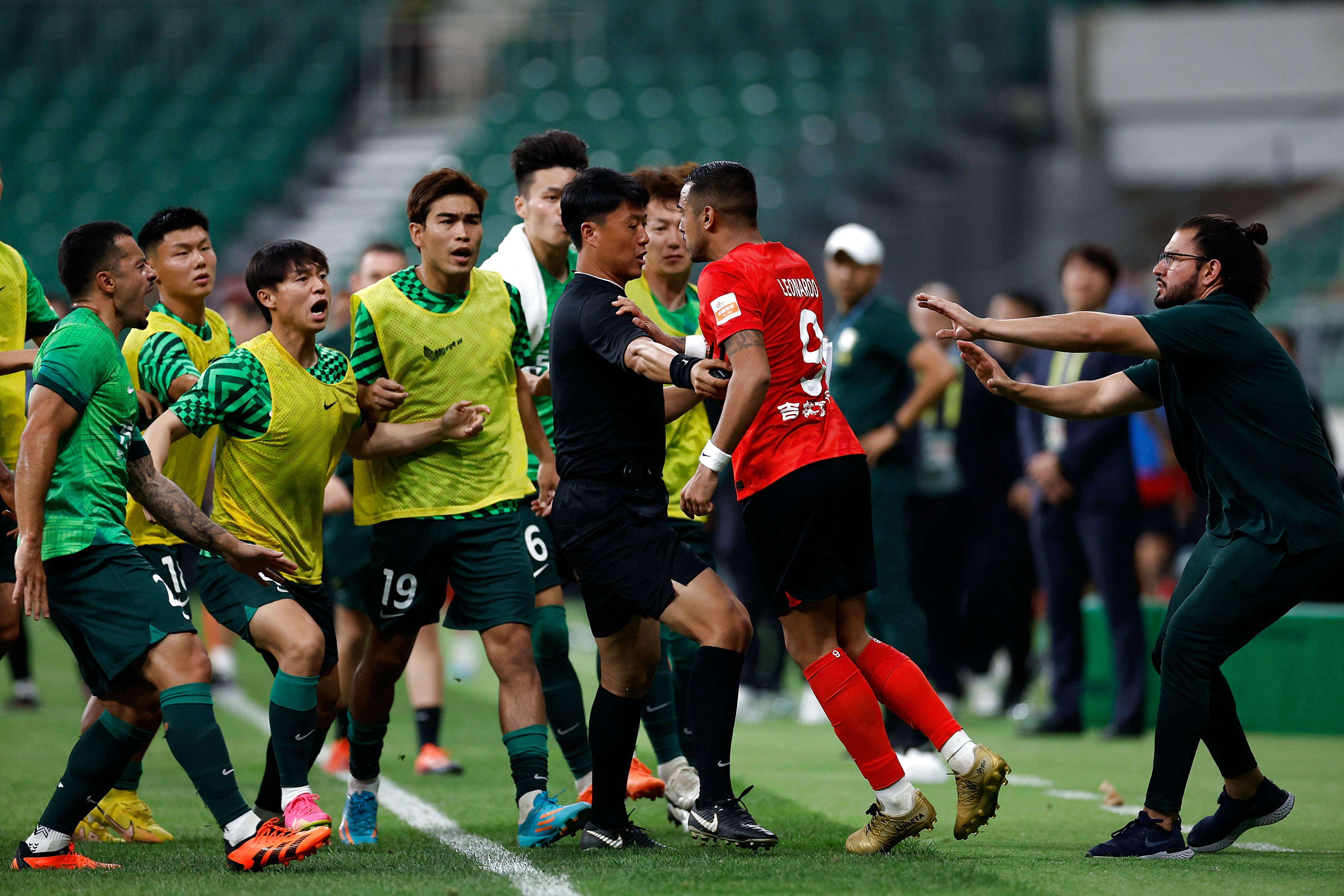 拜仁1-0领先曼联【比赛焦点瞬间】第5分钟，安东尼内切尝试一脚兜射，打高了第8分钟，安东尼右路过掉金玟哉，随后突破至底线被卡位了第10分钟，凯恩禁区前一脚低射，球速太慢被奥纳纳拿下第18分钟，穆西亚拉倒在禁区里，裁判没有理会第23分钟，卢克-肖禁区前尝试一脚远射，诺伊尔将球击出底线第23分钟，加纳乔与科曼在底线发生冲突，双方球员围了上来第26分钟，萨内中路杀出直冲禁区，险些一条龙！